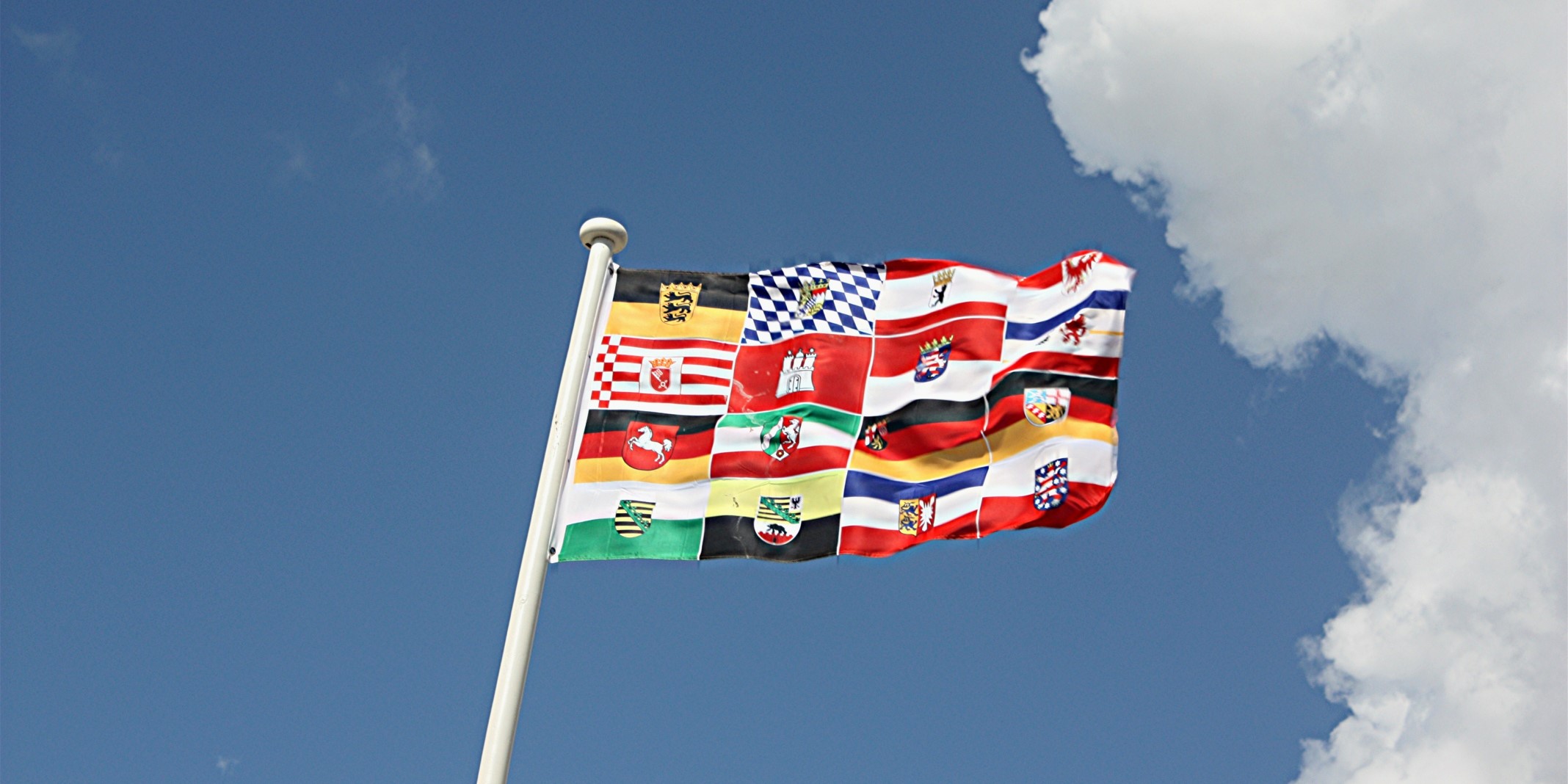 Bild einer Fahne mit den Flaggen aller Bundesländer