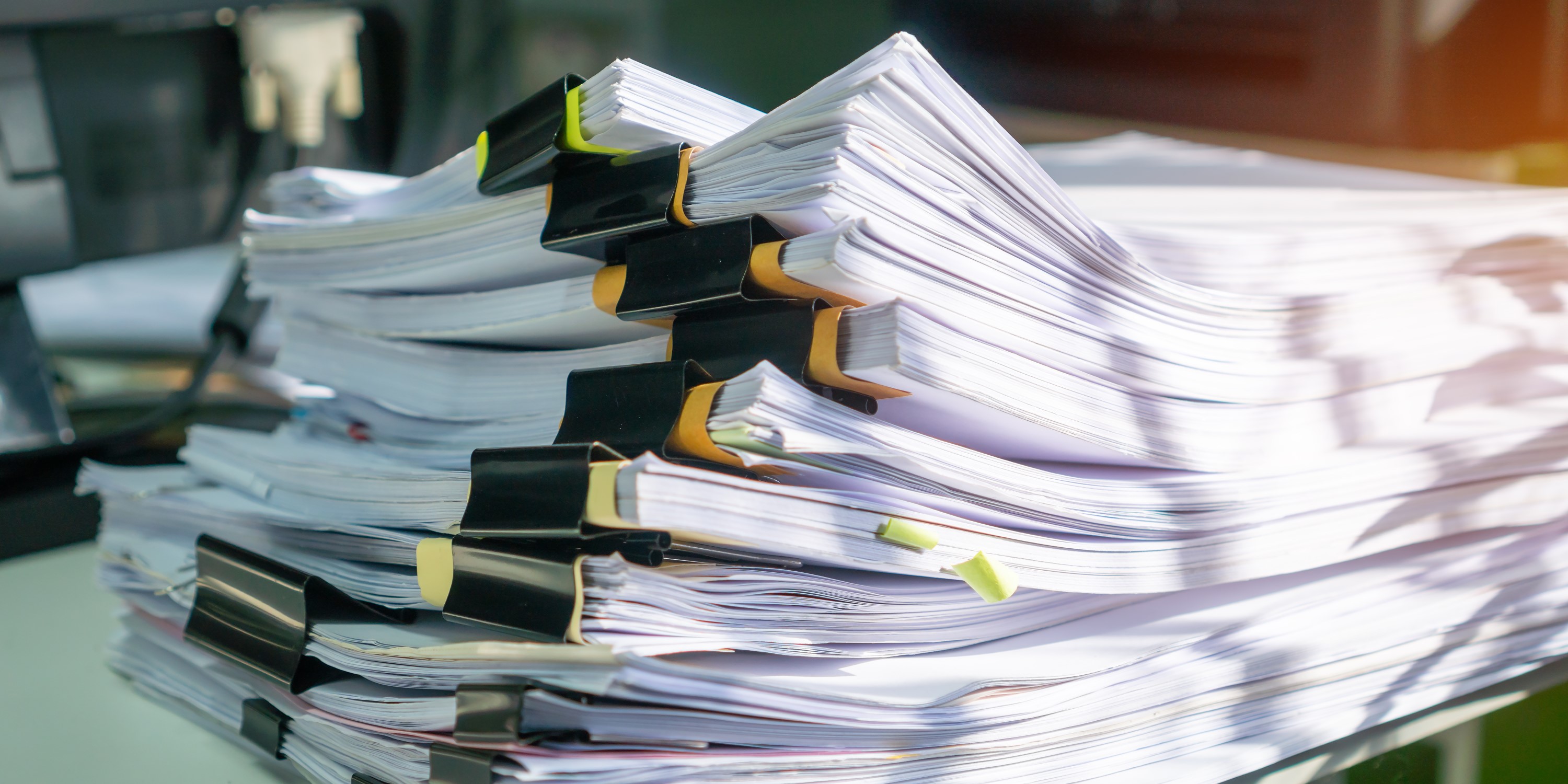 Aufgaben der LDA Ein Stapel Papier, der zur Bearbeitung vorbereitet wurde