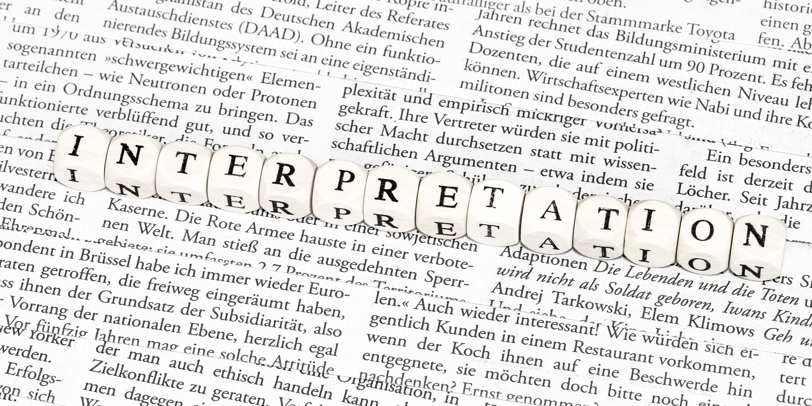 Interpretation 2 zu 1 Textausschnitte über die das Wort "Interpretation" gelegt wurde